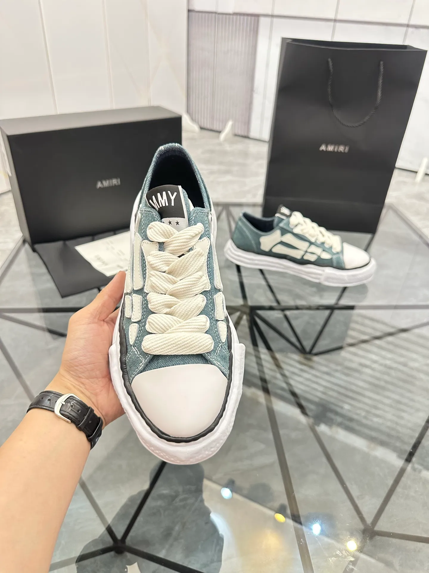 Men's shoes: 💰P520¥ High-end quality Product trademark: AMIRI* "Emil*" low-top casual shoes Regular size: 39-45 (can be customized to 46) Product materials: Upper imported original fabric spliced ​​cowhide, breathable lining, original outsole. Number: 525
